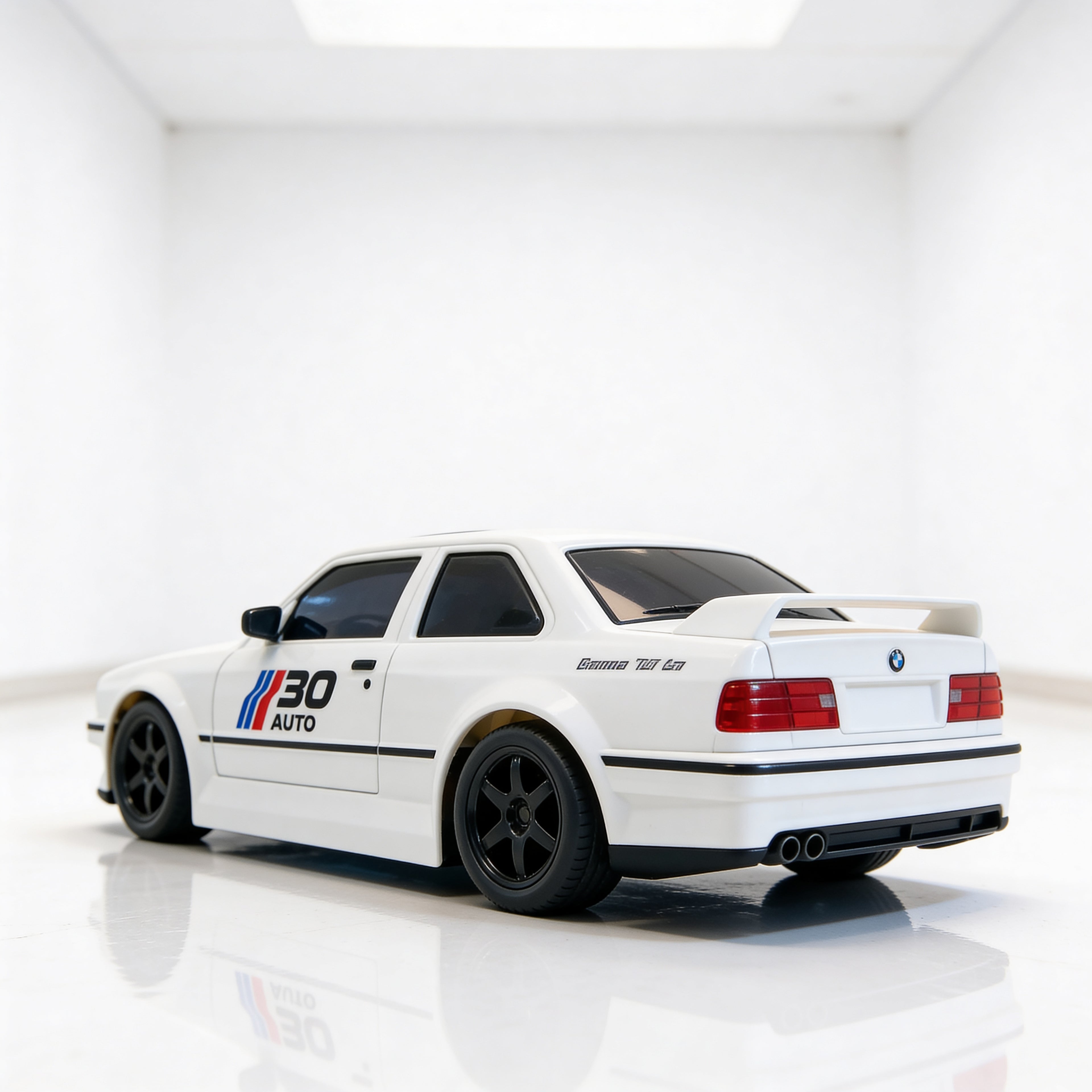 BMW E30 M3 RC drift 1/24 vue de profil