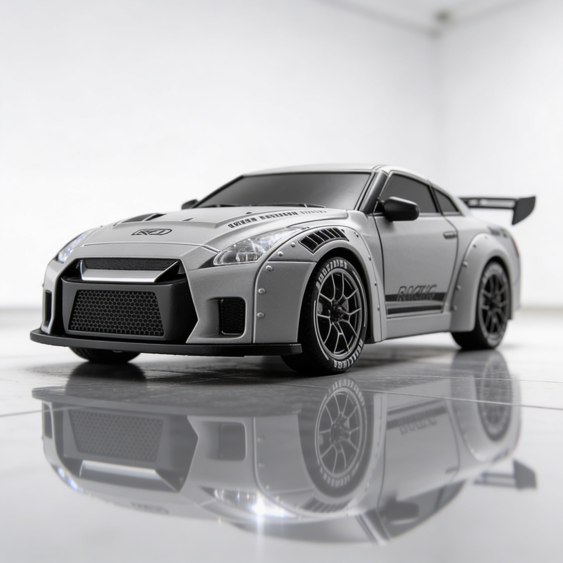 Voiture RC drift Nissan Skyline GT-R 1/24 vue 3/4 avant